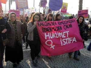 İZMİR'DE KADIN CİNAYETLERİNE ÇİFTE TEPKİ