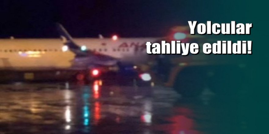 Uçağın motorundan kıvılcım çıkınca yolcular tahliye edildi