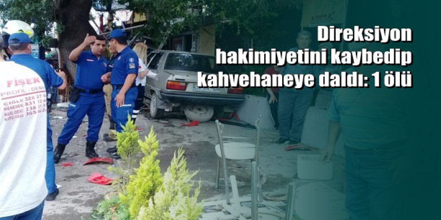 İzmir'de feci kaza: Otomobil kahvehaneye daldı 1 ölü