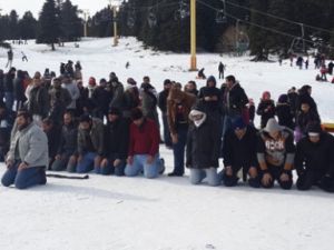 KAYAK PİSTİNDE ÖĞLE NAMAZI