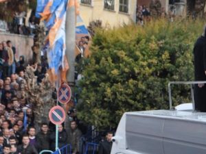 Manisa'da Başbakana Kutu Gösteren Kadına Gözaltı