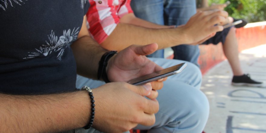 3 çocuktan 2’si akıllı telefon kullanıyor