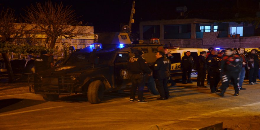 ADANA'DA POLİSE SALDIRI Taşla sopayla saldırdılar