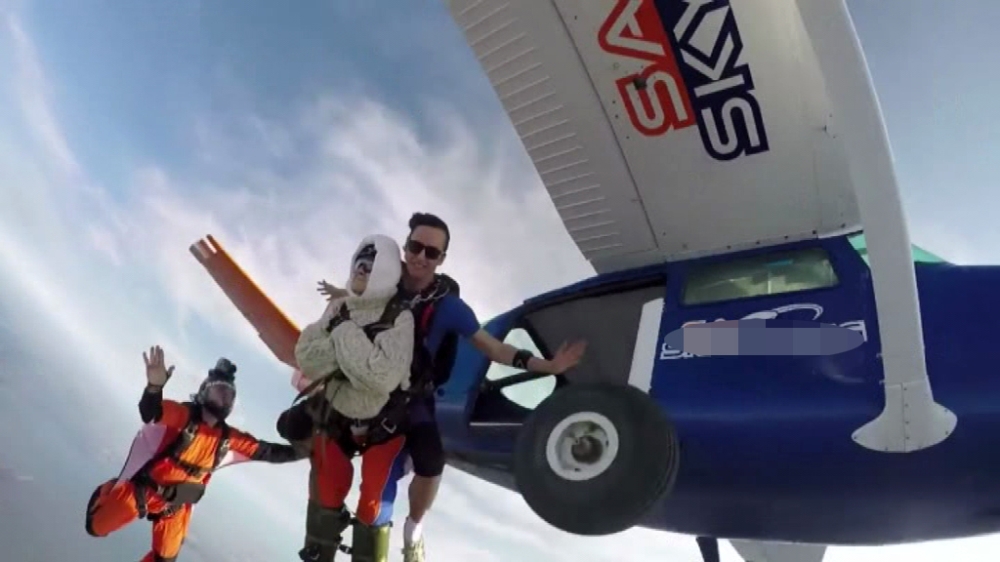 102 yaşında paraşütle böyle atladı