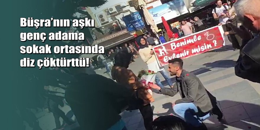Antalya’da kalabalık caddede genç adamın sürpriz evlenme teklifi