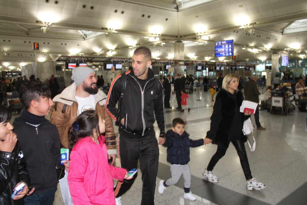 İslam Slimani havaalanın da SURİYELİ çocuklara para verdi