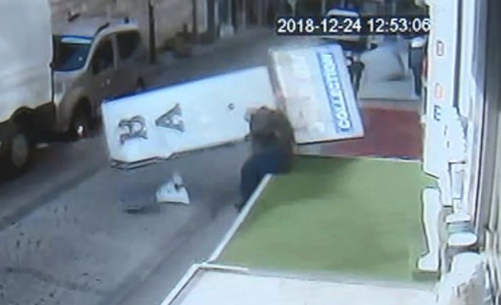 Yaşlı adamın üzerine reklam panosu düştü