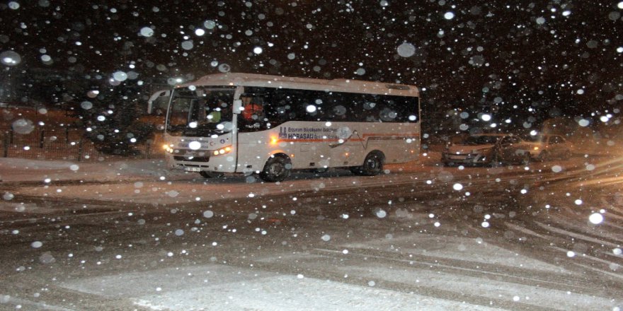 Erzurum'da şiddetli kar yağışı yolları ulaşıma kapadı