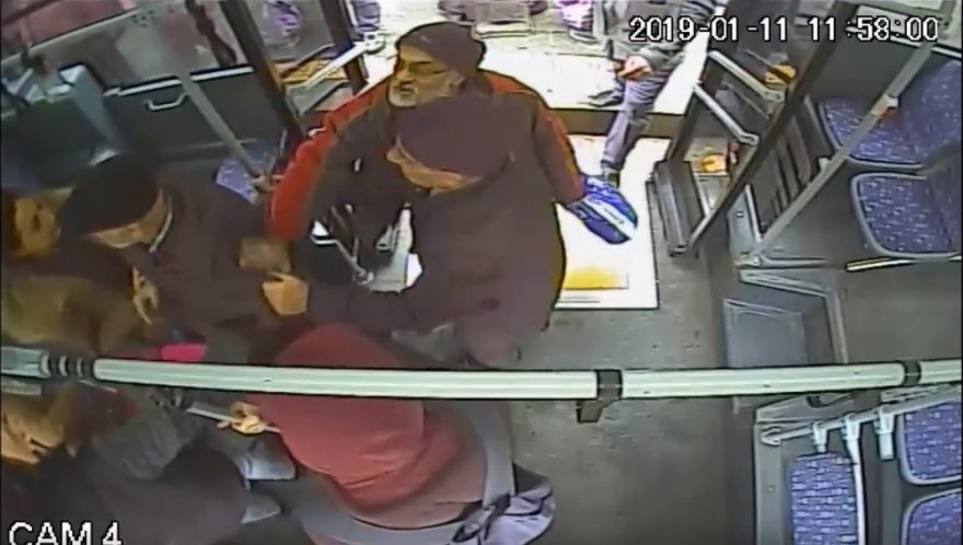 Bursa'da halk otobüsünde 73 yaşında adamın burnunu kırdı