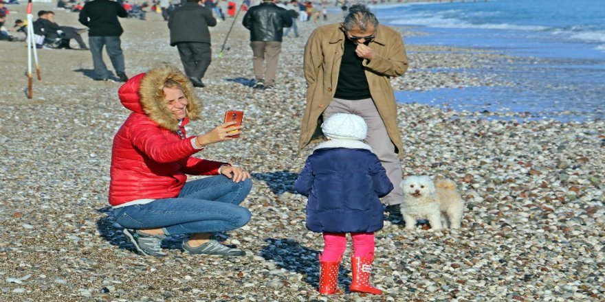 Antalya Konyaaltı plajında yaz görüntüleri