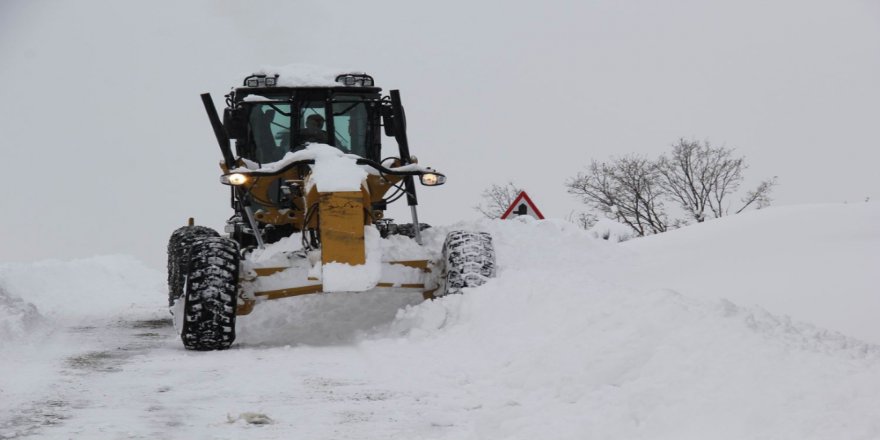 Erzincan'da kar yaşamı felç etti