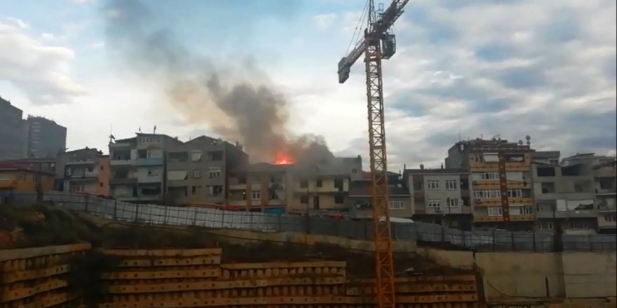 Binanın çatısı alev alev yandı