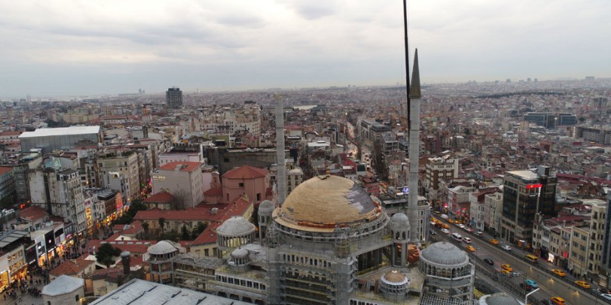 Taksim Camii’nin minaresinin külahı yerleştirildi
