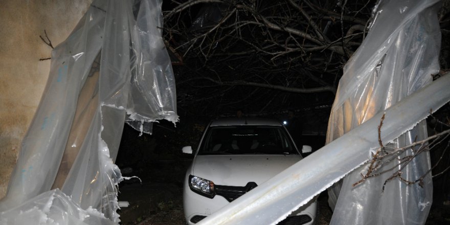 Mersin’de hortum seraları yıktı geçti