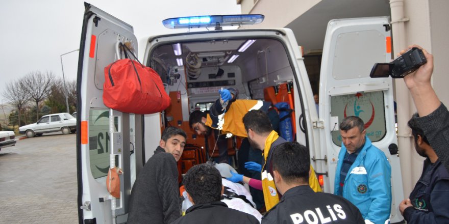 Otomobil ile hafif ticari araç çarpıştı: 7 yaralı