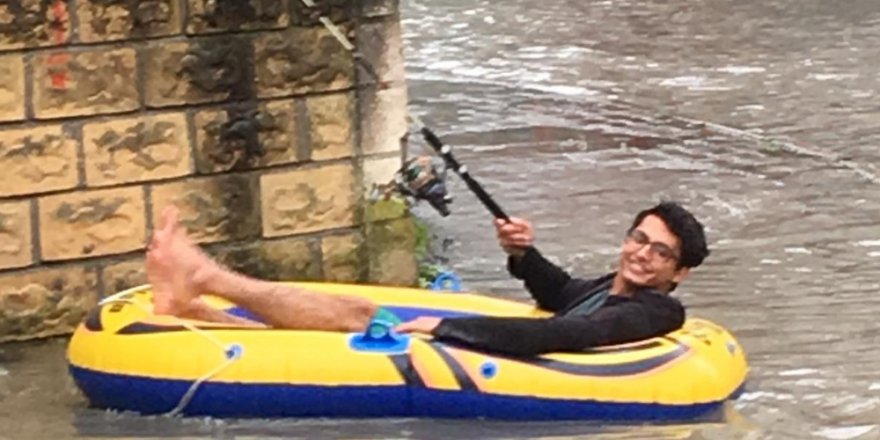 Hatay'da ana caddede balık tutma keyfi