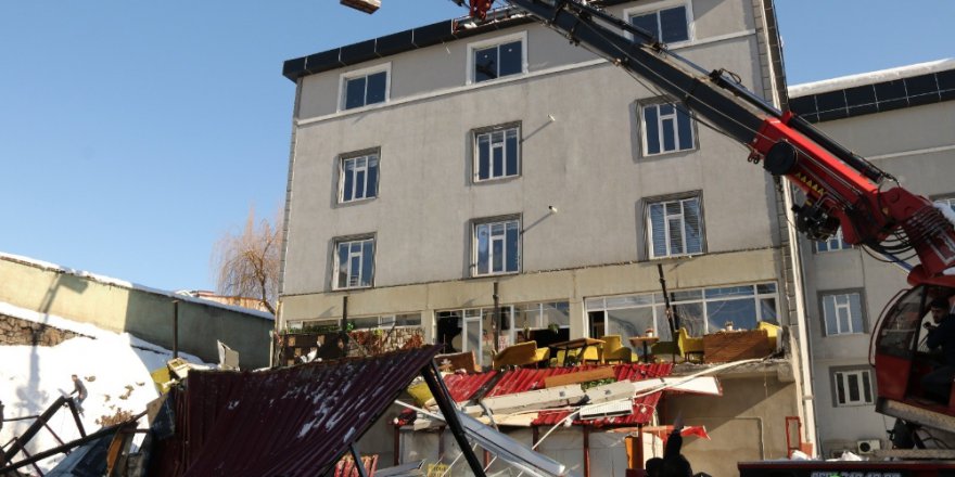 Düşen Kar Kütlesi Kafenin Terasını Çökertti: 1 Ölü, 7 Yaralı