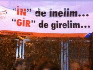 Savaş Pankartlara Taşındı